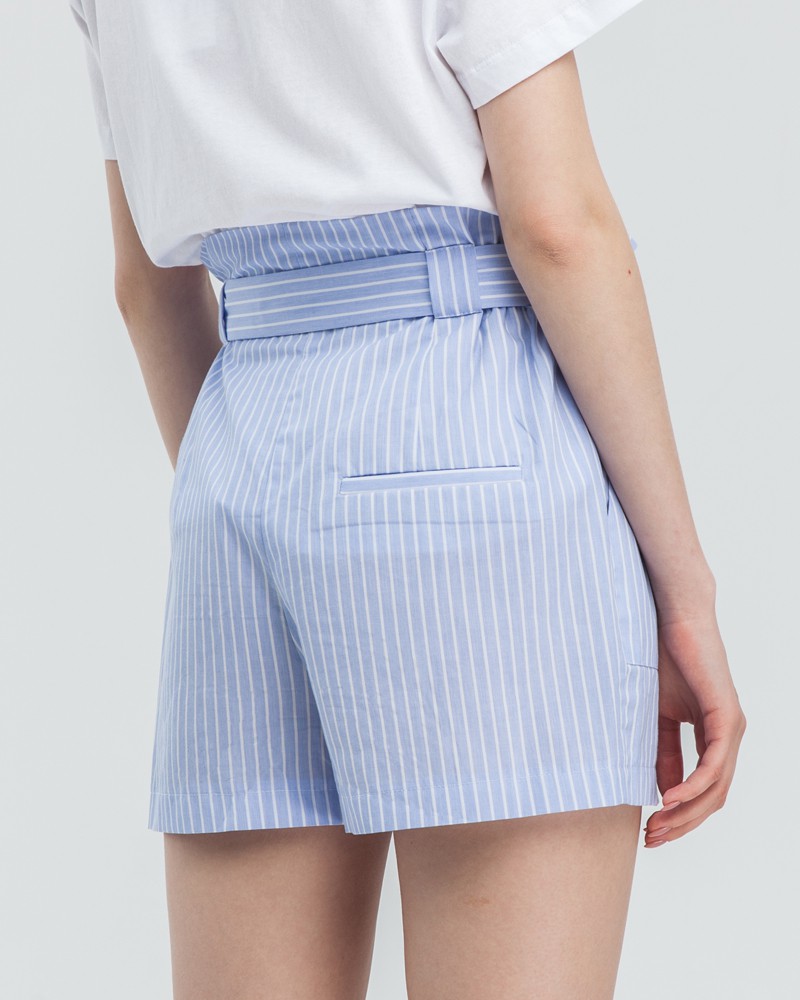 Шорты с накладными карманами, резинкой,завязками на талии и поясом в тон изделия. Сочетайте с жакетом от комплекта, чтобы создать стильный look для отпуска.

На модели размер XS