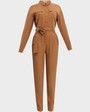 Комбинезон с длинным рукавом в стиле сафари из струящейся вискозы. Дополнен накладными карманами, пуговицами в тон, широким поясом и широкими шлевками. Комбинезон избавит Вас от вопроса: что надеть?. Он прекрасно сочетается с любой обувью, а также его можно дополнить Вашим любимым жакетом.

На модели размер XS