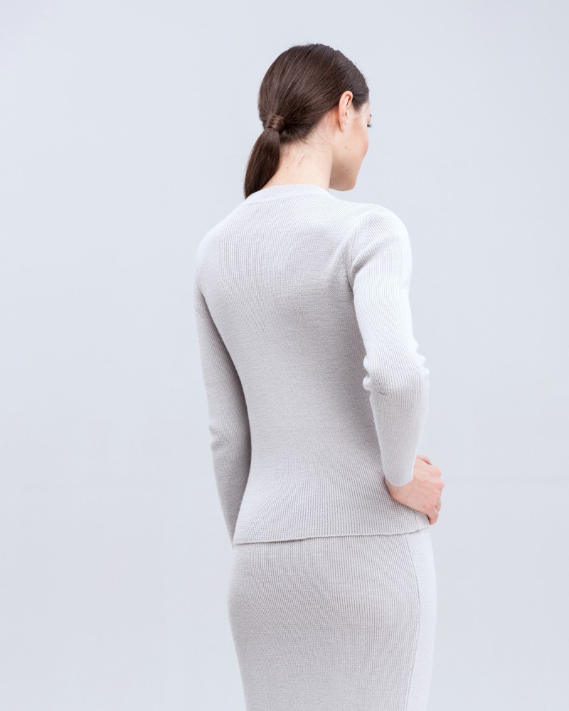 Джемпер шерстяной, цвет: серый Allweneed Джемпер из шерстяного трикотажа с длинным рукавом. В сочетании с юбкой в тон позволит создать расслабленный образ в стилеcasual.
На модели размер XS/S