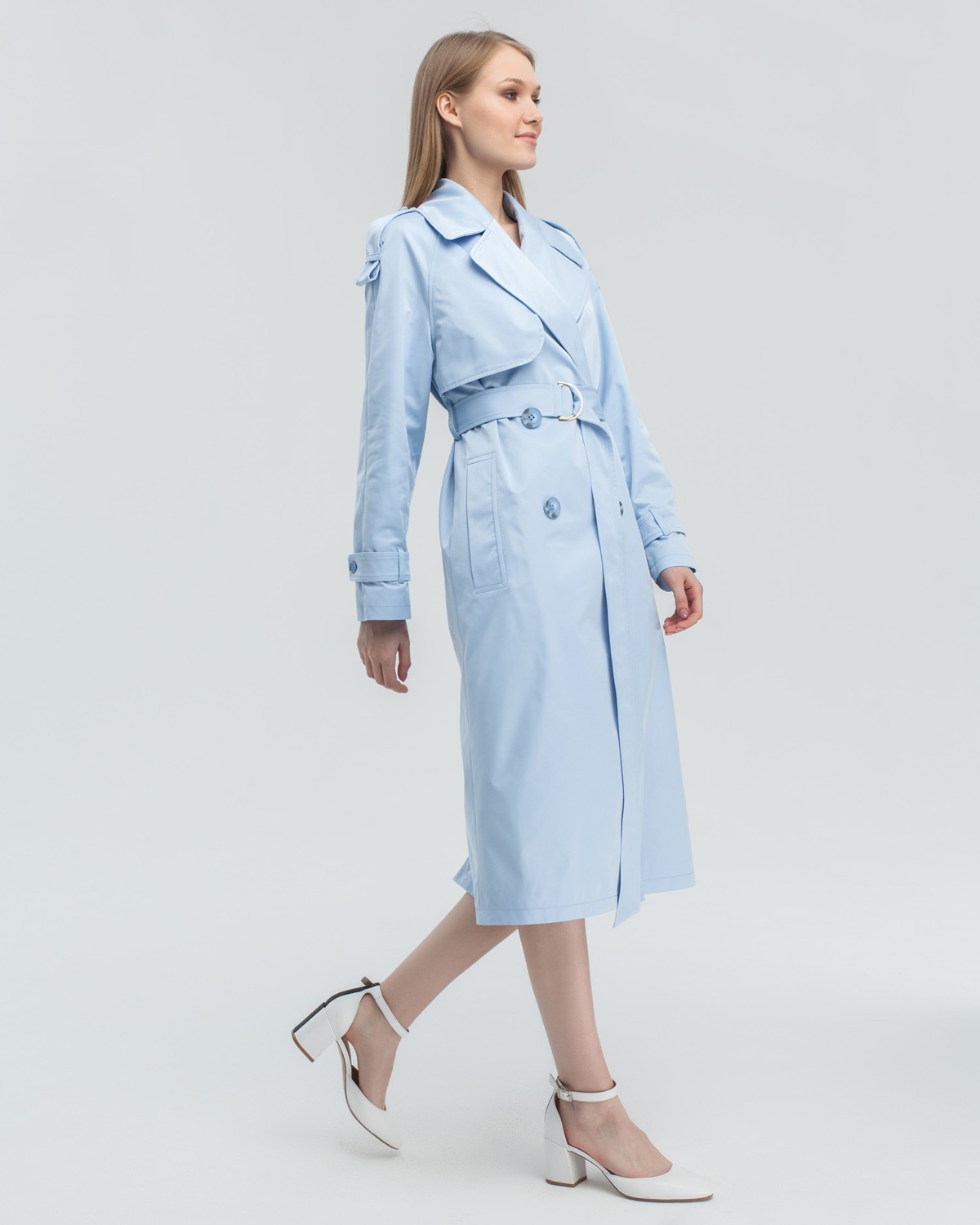 Тренч TR006, цвет: голубой Allweneed Тренч классической посадки с рукавом реглан. Дополнен погонами, патами на рукавах и поясом в тон изделия с металлической пряжкой. Выполнен из плащевой ткани с добавалением хлопка, на подкладке. Защитит от ветра весенними вечерами.