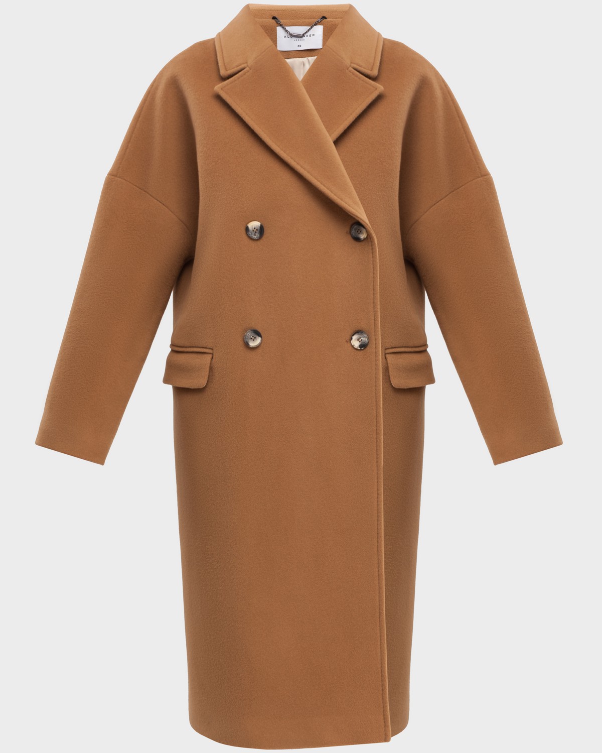 Двубортное минималистичное пальто-кокон длины чуть ниже колена. Дополнено декоративной отстрочкой, клапанами на карманах и пуговицами, выкрашенными вручную. Незаменимая базовая модель для тех, кто любит оверсайз.

На модели размер XS