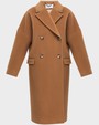 Двубортное минималистичное пальто-кокон длины чуть ниже колена. Дополнено декоративной отстрочкой, клапанами на карманах и пуговицами, выкрашенными вручную. Незаменимая базовая модель для тех, кто любит оверсайз.

На модели размер XS