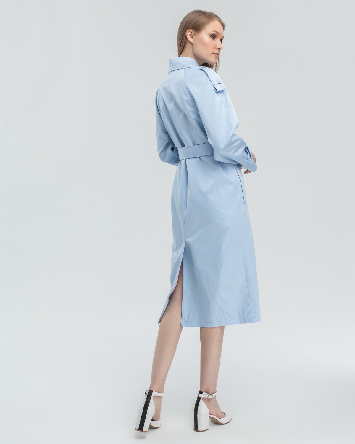 Тренч TR006, цвет: голубой Allweneed Тренч классической посадки с рукавом реглан. Дополнен погонами, патами на рукавах и поясом в тон изделия с металлической пряжкой. Выполнен из плащевой ткани с добавалением хлопка, на подкладке. Защитит от ветра весенними вечерами.