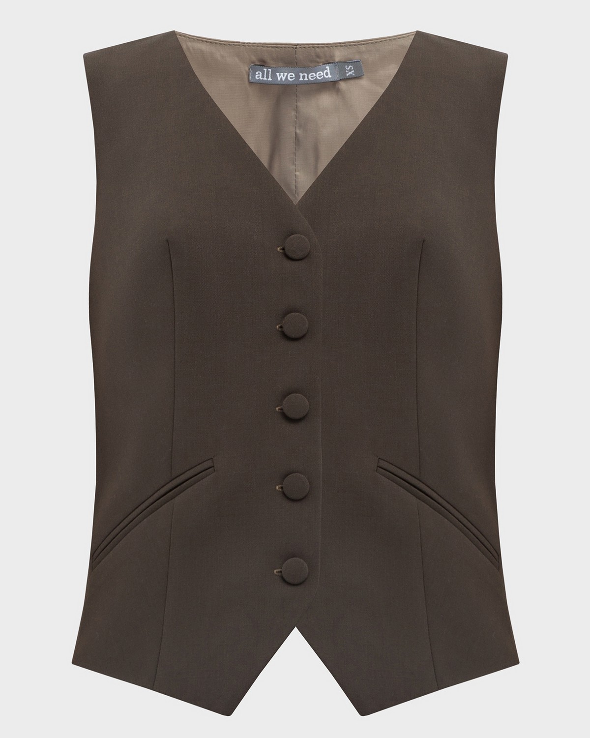 Приталенный жилет с застежкой на пуговицы. Изделие дополнено хлястиком и прорезными карманами. Жилет составит отличный комплект с жакетом и брюками в тон.

На модели размер XS