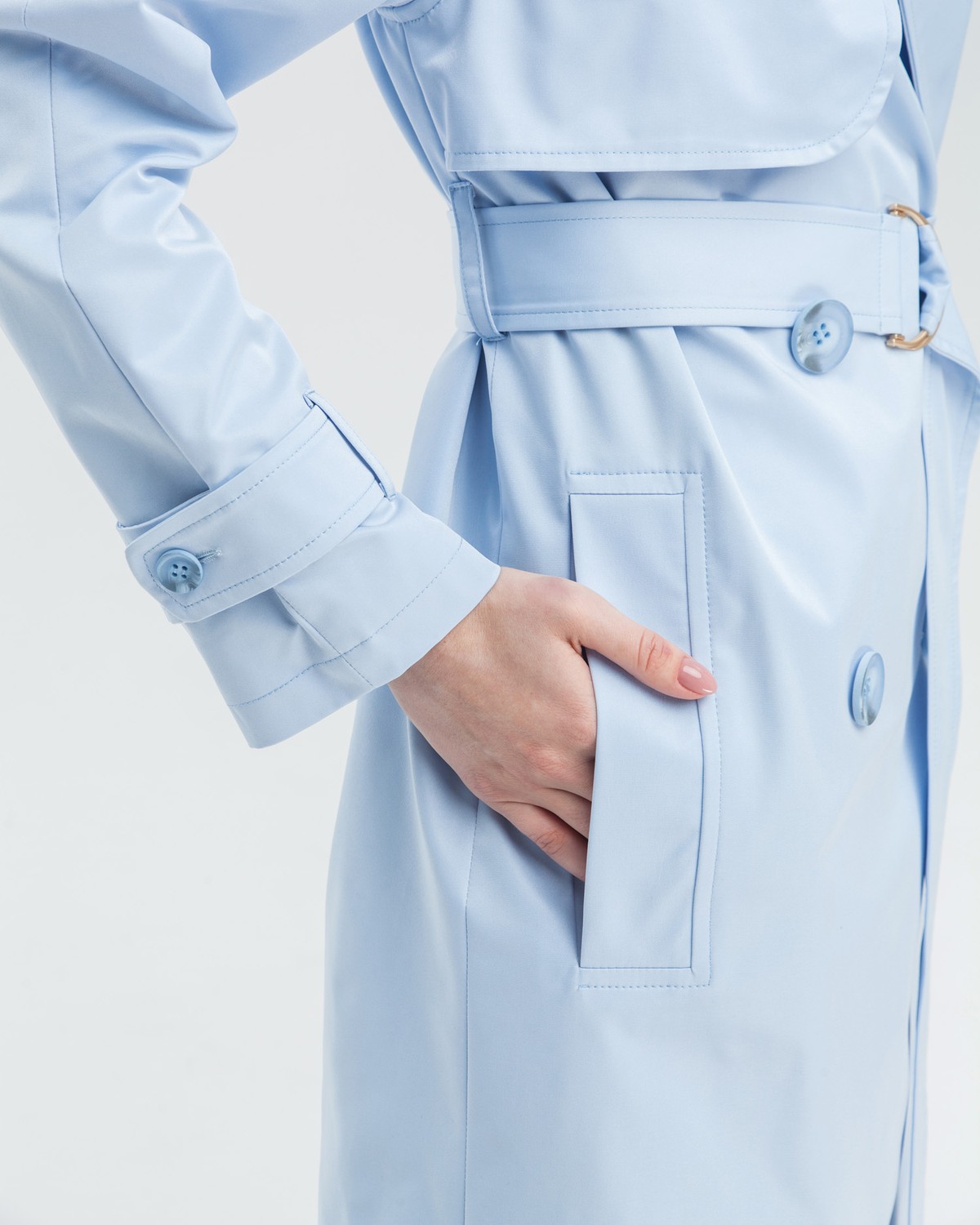 Тренч TR006, цвет: голубой Allweneed Тренч классической посадки с рукавом реглан. Дополнен погонами, патами на рукавах и поясом в тон изделия с металлической пряжкой. Выполнен из плащевой ткани с добавалением хлопка, на подкладке. Защитит от ветра весенними вечерами.