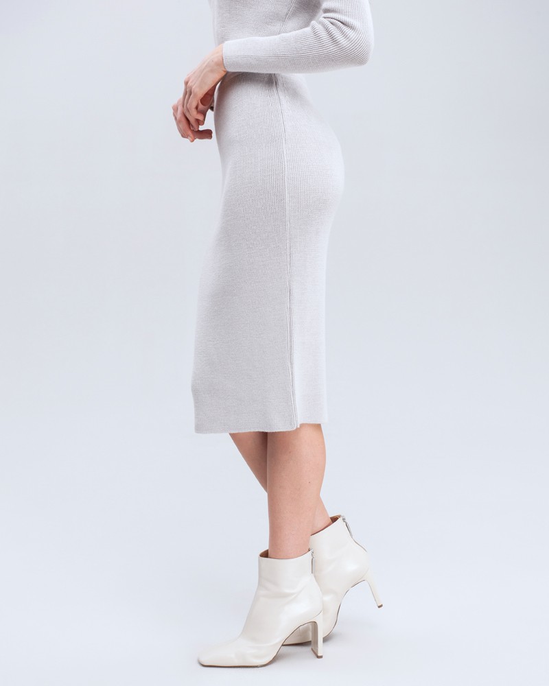 Юбка длины миди из плотного шерстяного трикотажа слегка зауженная к низу. В сочетании с джемпером в тон позволит создать расслабленный образ в стиле casual.

На модели размер XS/S