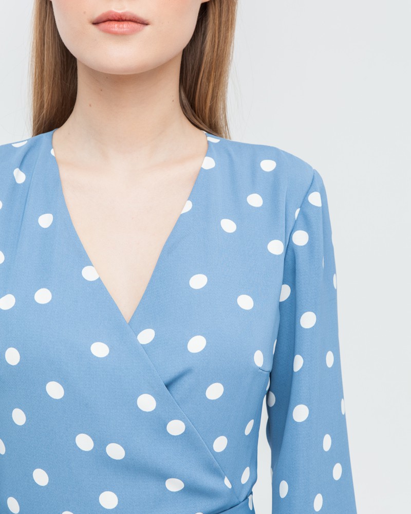 Платье в горох с широкими рукавами и имитацией запАха, застегивается на молнию. Дополнено длинным поясом в тон изделия с металлической пряжкой. Имитация запАха приблизит любую фигуру к песочным часам.

На модели размер XS