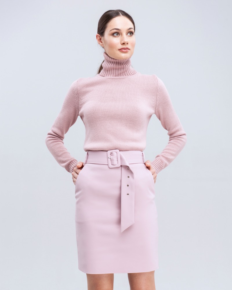 Юбка длины мини с карманами. Дополнена широким длинным поясом в тон с обтяжной пряжкой. Сочетайте с жакетом в тон, чтобы создать игривый деловой образ.

На модели размер XS