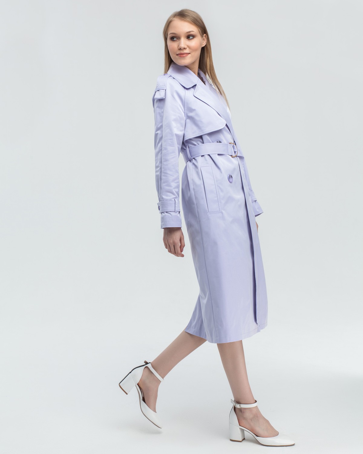 Тренч TR006, цвет: светло-фиолетовый Allweneed Тренч классической посадки с рукавом реглан. Дополнен погонами, патами на рукавах и поясом в тон изделия с металлической пряжкой. Выполнен из плащевой ткани с добавалением хлопка, на подкладке. Защитит от ветра весенними вечерами.