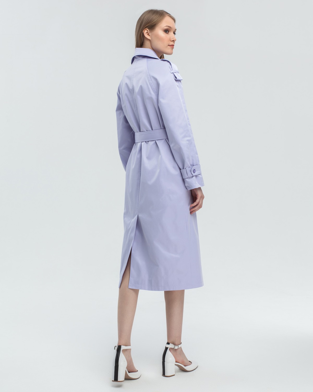 Тренч TR006, цвет: светло-фиолетовый Allweneed Тренч классической посадки с рукавом реглан. Дополнен погонами, патами на рукавах и поясом в тон изделия с металлической пряжкой. Выполнен из плащевой ткани с добавалением хлопка, на подкладке. Защитит от ветра весенними вечерами.