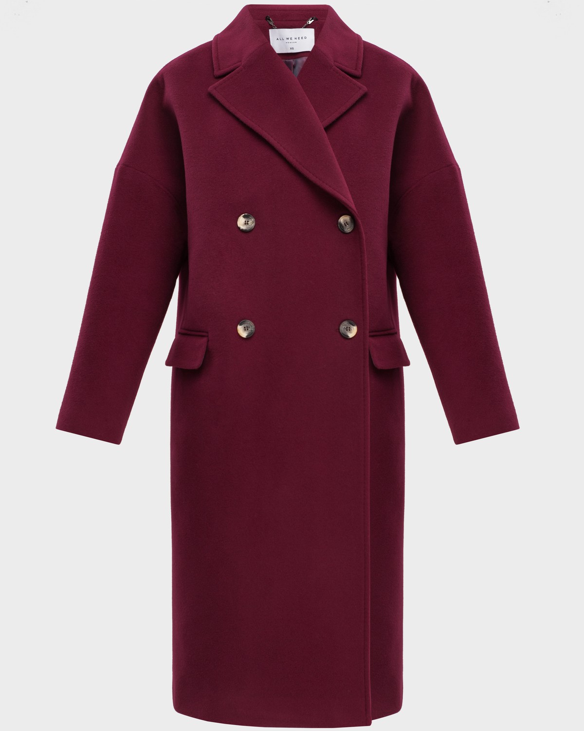 Пальто-кокон Tyler, цвет: бордовый Allweneed Двубортное минималистичное пальто-кокон длины чуть ниже колена. Дополнено декоративной отстрочкой, клапанами на карманах и пуговицами, выкрашенными вручную. Незаменимая базовая модель для тех, кто любит оверсайз.
На модели размер XS