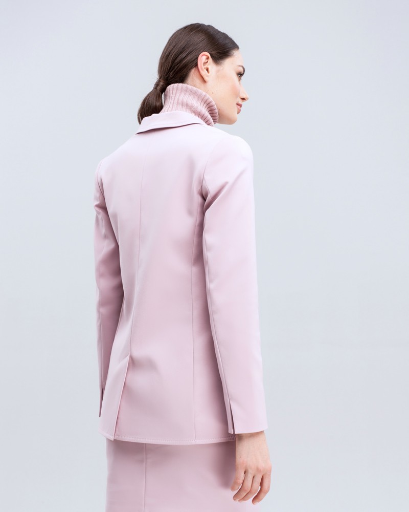 Прямой однобортый жакет с застежкой на две пуговицы. Дополнен клапанами на карманах. Незаменимая база современного кроя, которая впишется в любой гардероб.