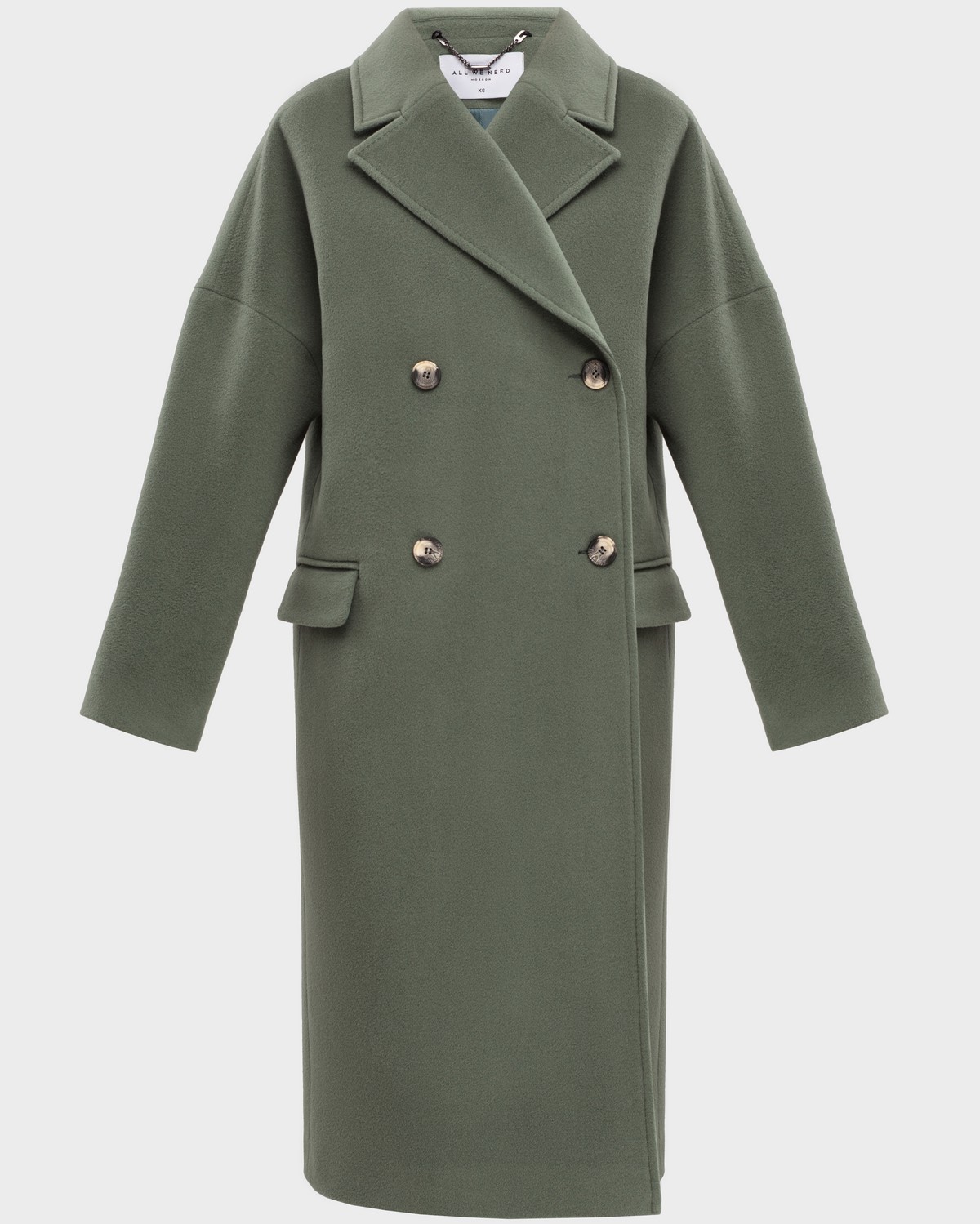 Двубортное минималистичное пальто-кокон длины чуть ниже колена. Дополнено декоративной отстрочкой, клапанами на карманах и пуговицами, выкрашенными вручную. Незаменимая базовая модель для тех, кто любит оверсайз.

На модели размер XS