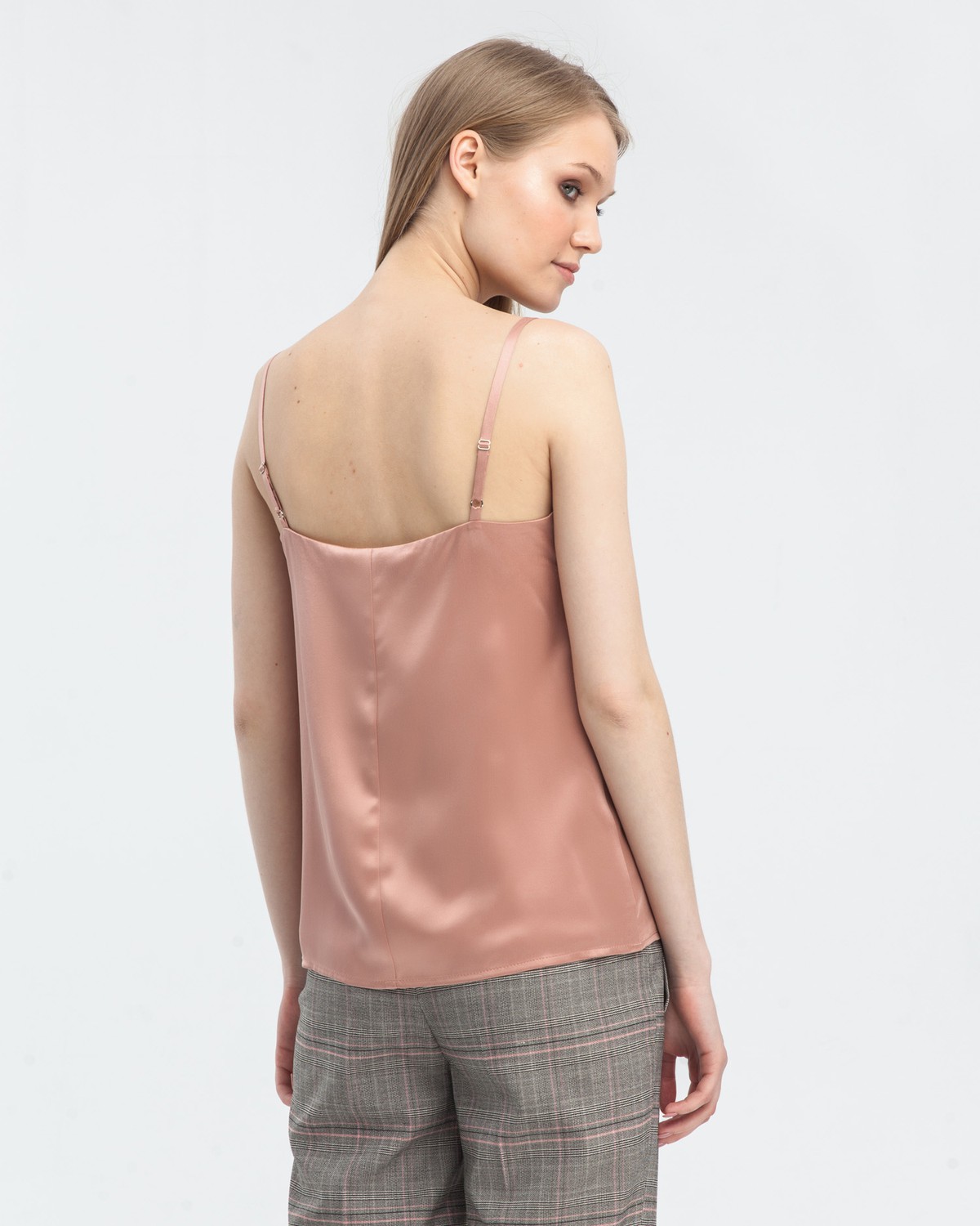 Двухслойный шелковый топ в бельевом стиле с V образным вырезом незаменимая база. Надевайте его подо все под жакет, под свитер, под кардиган, или носите поверх футболки. Наш совет купите топ в нескольких цветах, сочетающихся с вашим любимым брючным костюмом, чтобы создавать больше образов под настроение.

На модели размер XS