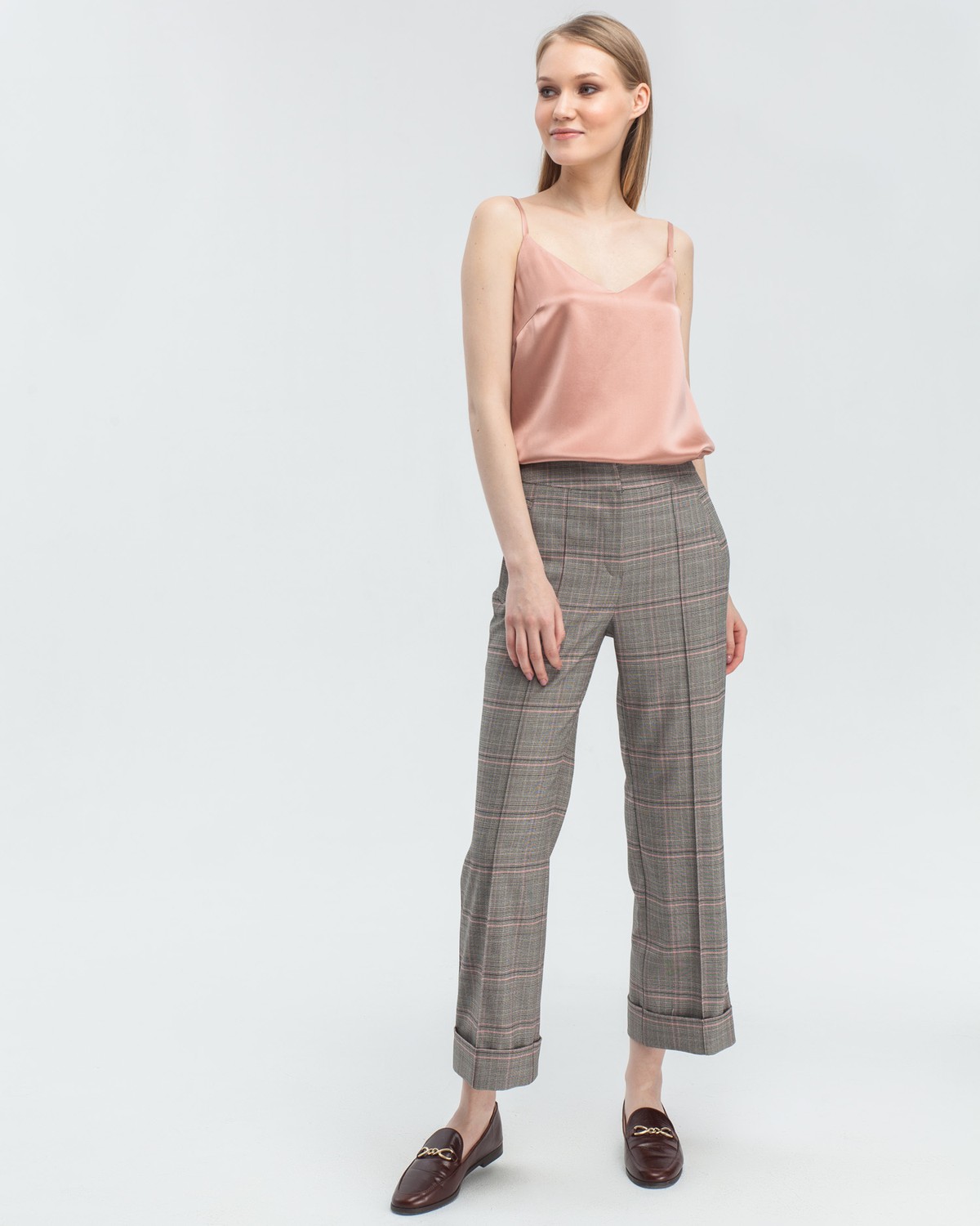 Двухслойный шелковый топ в бельевом стиле с V образным вырезом незаменимая база. Надевайте его подо все под жакет, под свитер, под кардиган, или носите поверх футболки. Наш совет купите топ в нескольких цветах, сочетающихся с вашим любимым брючным костюмом, чтобы создавать больше образов под настроение.

На модели размер XS