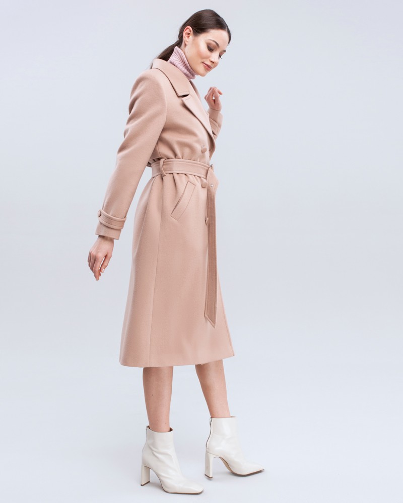 Пальто-тренч классической посадки по фигуре с втачанным рукавом. Дополнено кокеткой на спинке, поясом с обтяжной пряжкой и пуговицами в тон изделия. Модель-бестселлер в стиле милитари разнообразит гардероб и внесёт долю дерзости в повседневные образы.

На модели размер XS