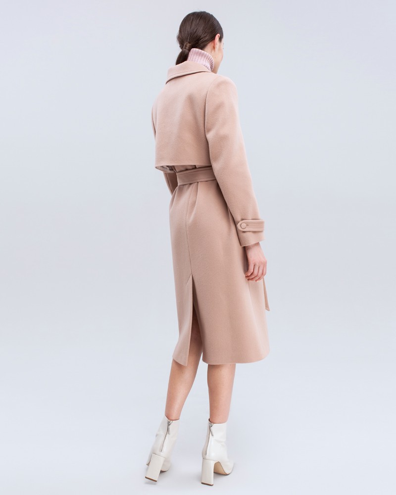 Пальто-тренч классической посадки по фигуре с втачанным рукавом. Дополнено кокеткой на спинке, поясом с обтяжной пряжкой и пуговицами в тон изделия. Модель-бестселлер в стиле милитари разнообразит гардероб и внесёт долю дерзости в повседневные образы.

На модели размер XS