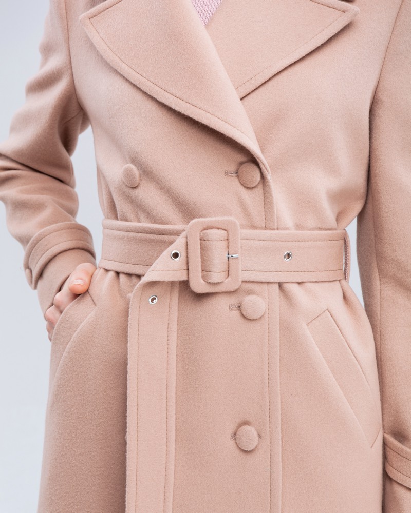 Пальто-тренч классической посадки по фигуре с втачанным рукавом. Дополнено кокеткой на спинке, поясом с обтяжной пряжкой и пуговицами в тон изделия. Модель-бестселлер в стиле милитари разнообразит гардероб и внесёт долю дерзости в повседневные образы.

На модели размер XS