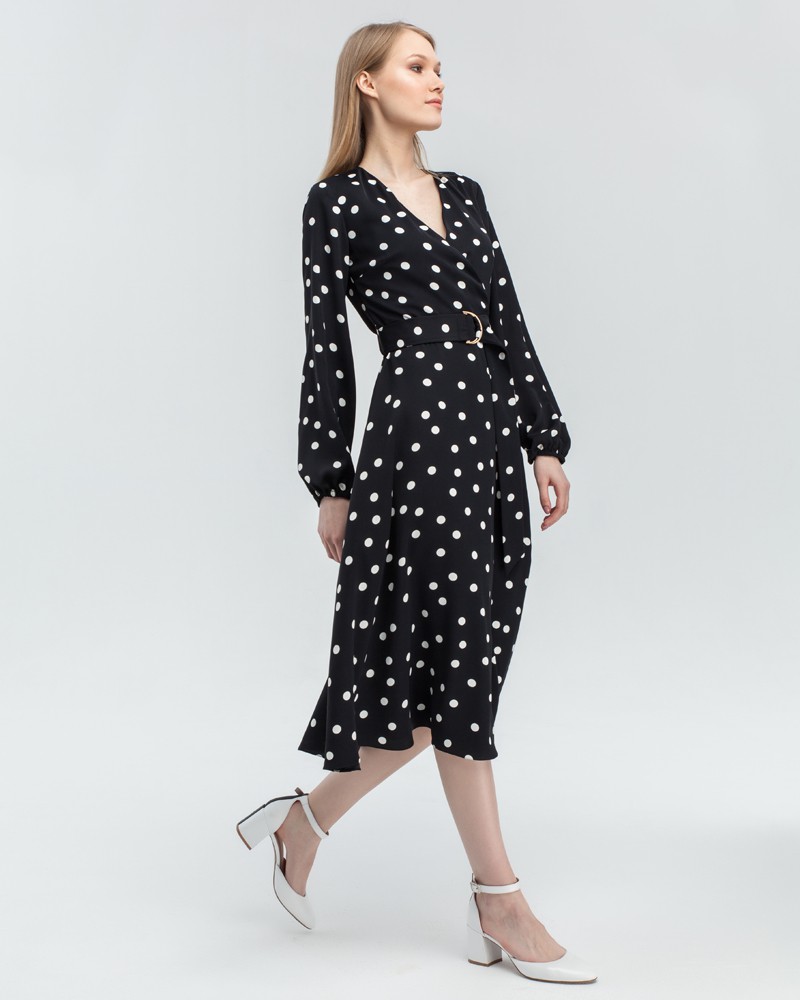 Платье в горох с широкими рукавами и имитацией запАха, застегивается на молнию. Дополнено длинным поясом в тон изделия с металлической пряжкой. Имитация запАха приблизит любую фигуру к песочным часам.

На модели размер XS