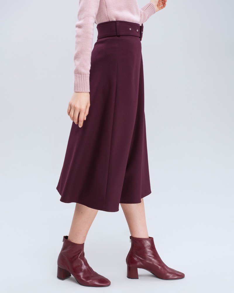 Юбка-трапеция длины миди. Дополнена широким поясом с обтяжной пряжкой в тон изделия. Обновленныйбестселлер нашей коллекции прекрасно сочетается с объемным верхом: блузами, свободными рубашками и жакетами.