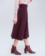 Юбка-трапеция длины миди. Дополнена широким поясом с обтяжной пряжкой в тон изделия. Обновленныйбестселлер нашей коллекции прекрасно сочетается с объемным верхом: блузами, свободными рубашками и жакетами.