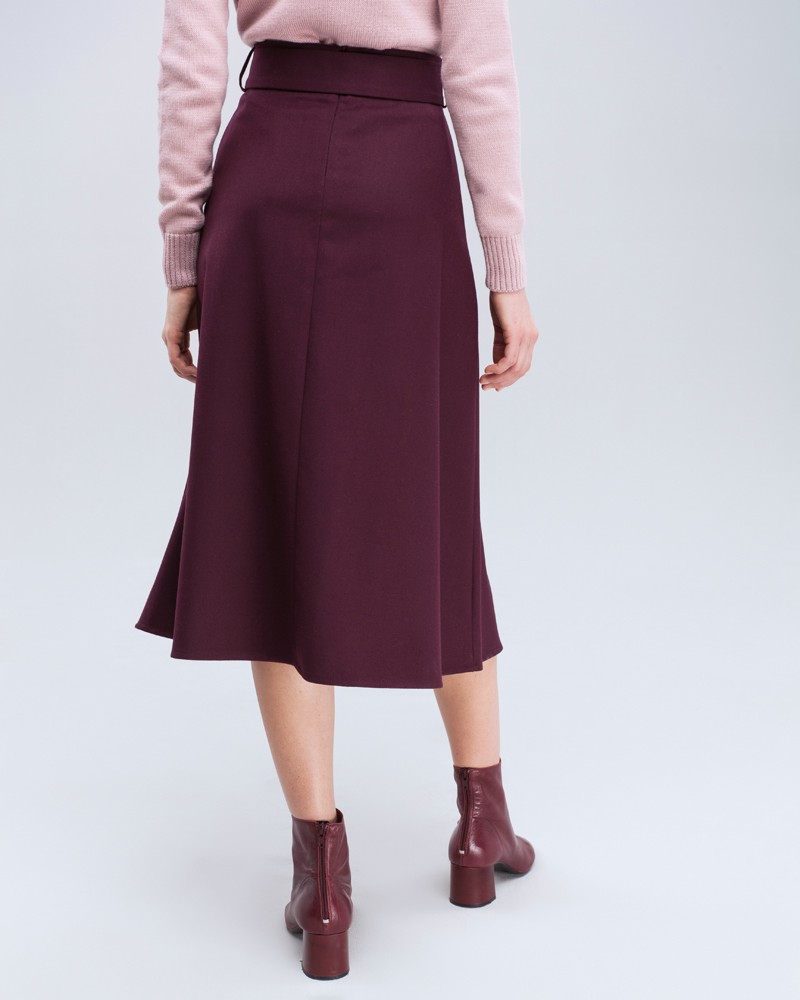 Юбка-трапеция длины миди. Дополнена широким поясом с обтяжной пряжкой в тон изделия. Обновленныйбестселлер нашей коллекции прекрасно сочетается с объемным верхом: блузами, свободными рубашками и жакетами.