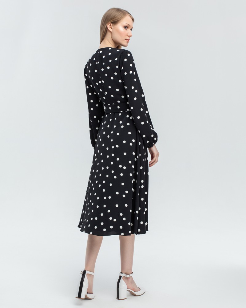 Платье в горох с широкими рукавами и имитацией запАха, застегивается на молнию. Дополнено длинным поясом в тон изделия с металлической пряжкой. Имитация запАха приблизит любую фигуру к песочным часам.

На модели размер XS