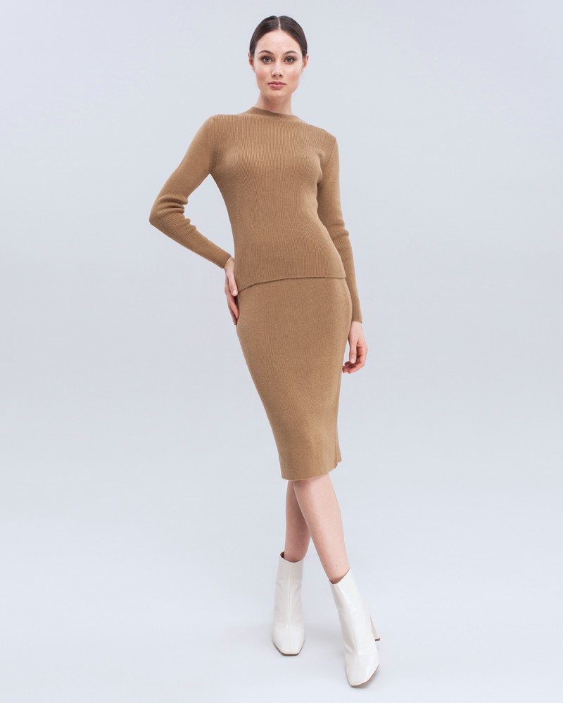 Юбка трикотажная миди, цвет: охра Allweneed Юбка длины миди из плотного шерстяного трикотажа слегка зауженная к низу. В сочетании с джемпером в тон позволит создать расслабленный образ в стиле casual.
На модели размер XS/S