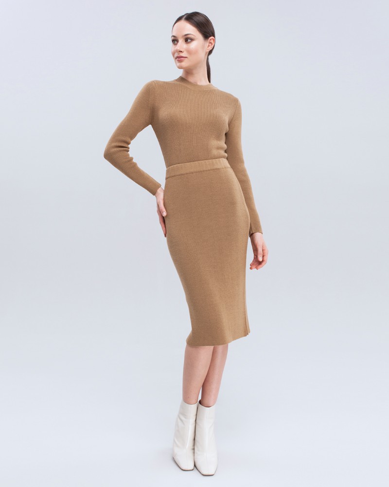 Юбка трикотажная миди, цвет: охра Allweneed Юбка длины миди из плотного шерстяного трикотажа слегка зауженная к низу. В сочетании с джемпером в тон позволит создать расслабленный образ в стиле casual.
На модели размер XS/S