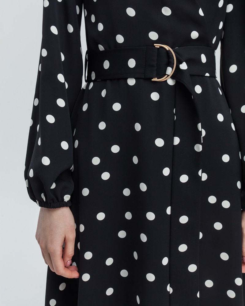 Платье в горох с широкими рукавами и имитацией запАха, застегивается на молнию. Дополнено длинным поясом в тон изделия с металлической пряжкой. Имитация запАха приблизит любую фигуру к песочным часам.

На модели размер XS