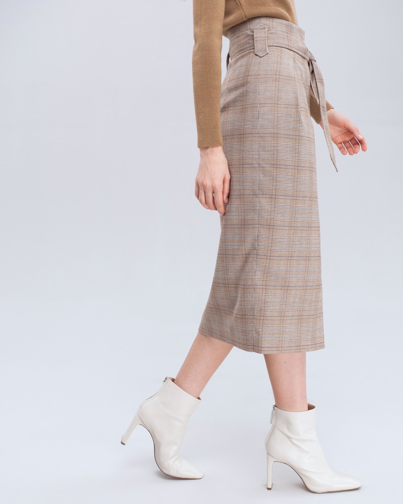 Юбка-карандаш длины миди с защипами и разрезом спереди. Дополнена поясом в тон изделия. Для создания стильного делового образа на каждый день сочетайте с объемной женственной блузой, топом в бельевом стиле или футболкой.