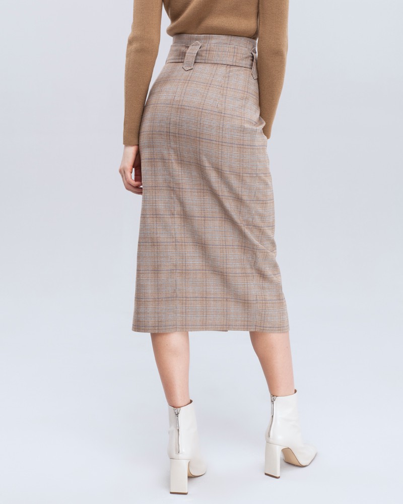 Юбка-карандаш длины миди с защипами и разрезом спереди. Дополнена поясом в тон изделия. Для создания стильного делового образа на каждый день сочетайте с объемной женственной блузой, топом в бельевом стиле или футболкой.