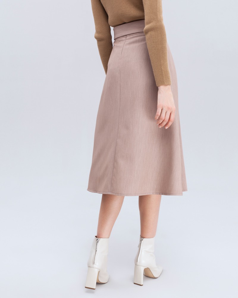 Юбка-трапеция длины миди. Дополнена широким поясом с обтяжной пряжкой в тон изделия. Обновленныйбестселлер нашей коллекции прекрасно сочетается с объемным верхом: блузами, свободными рубашками и жакетами.