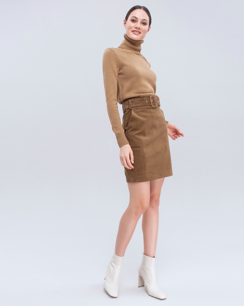 Юбка длины мини с карманами. Дополнена широким длинным поясом в тон с обтяжной пряжкой. Сочетайте с жакетом в тон, чтобы создать игривый деловой образ.

На модели размер XS