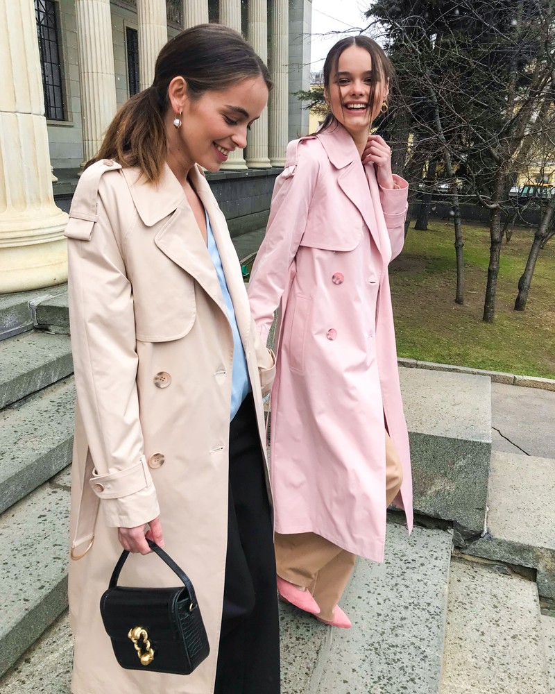 Тренч классической посадки с рукавом реглан. Дополнен погонами, патами на рукавах и поясом в тон изделия с металлической пряжкой. Выполнен из плащевой ткани с добавалением хлопка, на подкладке. Защитит от ветра весенними вечерами.