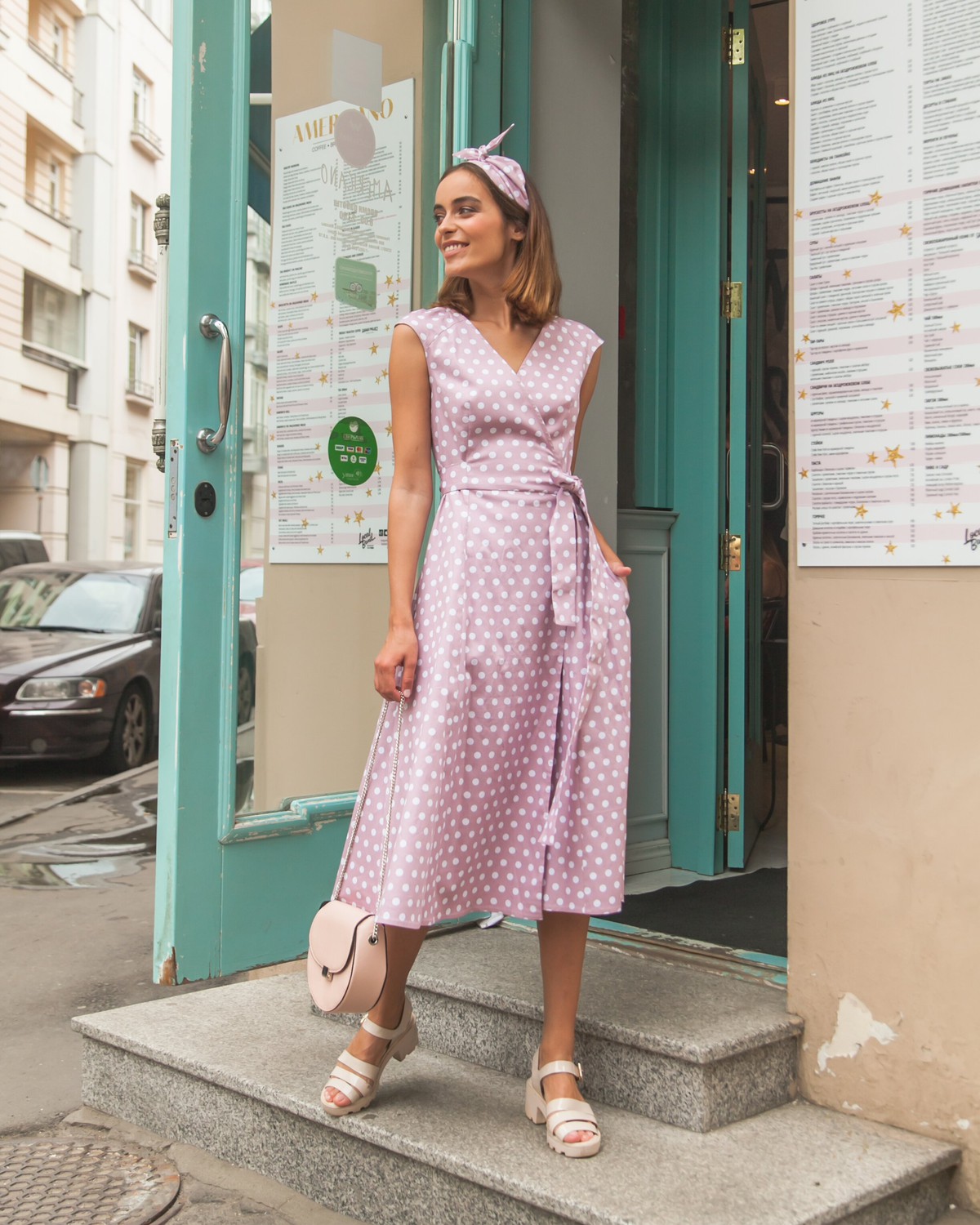 Платье на запах с юбкой солнце выполнено из легкого хлопка, дополнено декоративной повязкой в тон. Фиксируется на потайной пояс внутри изделия. Данный силуэт платья подчеркивает фигуру и приближает ее к идеальным песочным часам.
