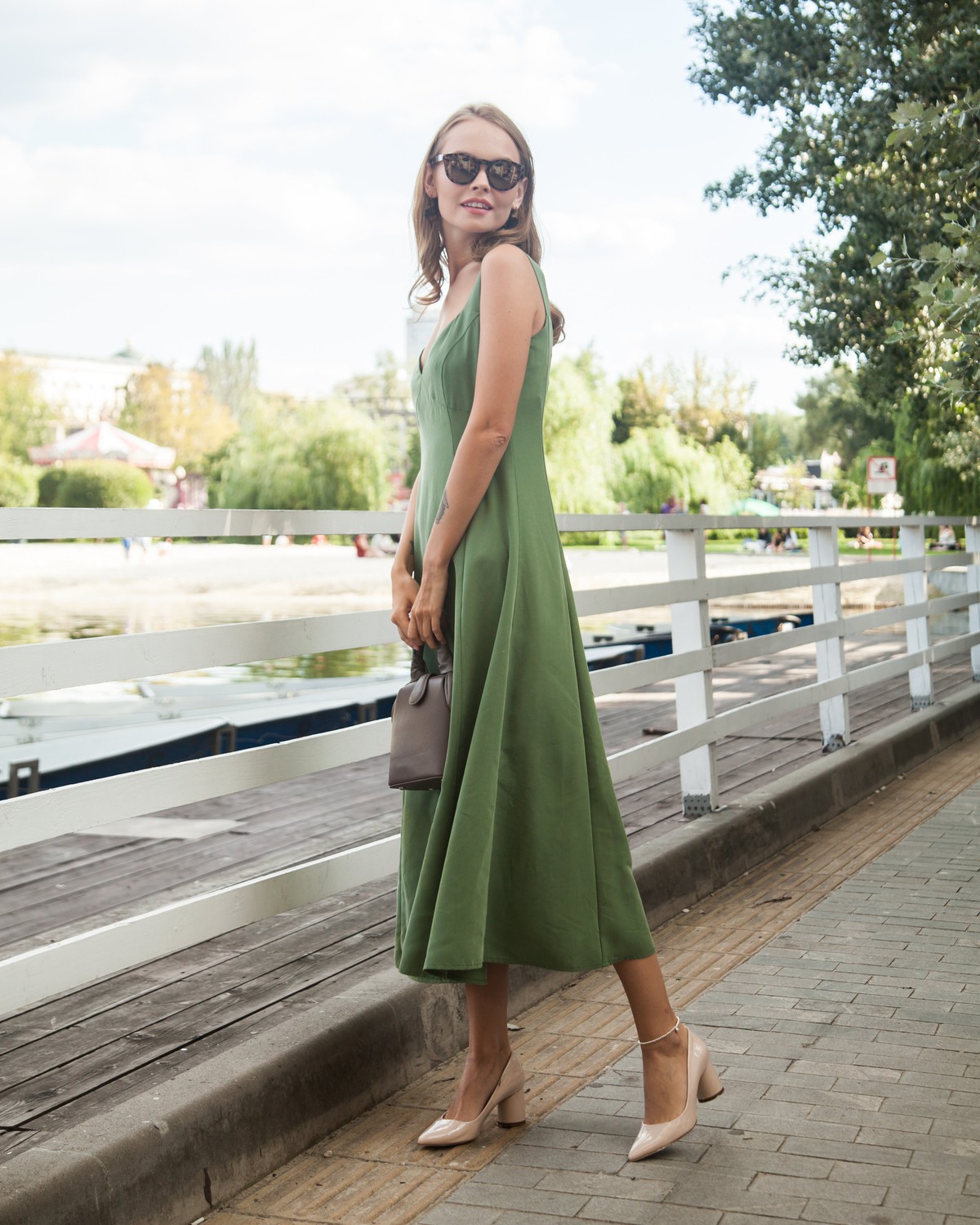 Платье на широких бретелях из вискозы купро с эффектом мокрого шёлка отлично впишется и в дневной, и в вечерний образ благодаря классическому минималистичному силуэту и точному крою, подчеркивающему достоинства фигуры. Смело сочетайте его с жакетами, объемными куртками, в качестве обуви - сандалии, кеды, мюли, бабуши.

На модели размер XS
