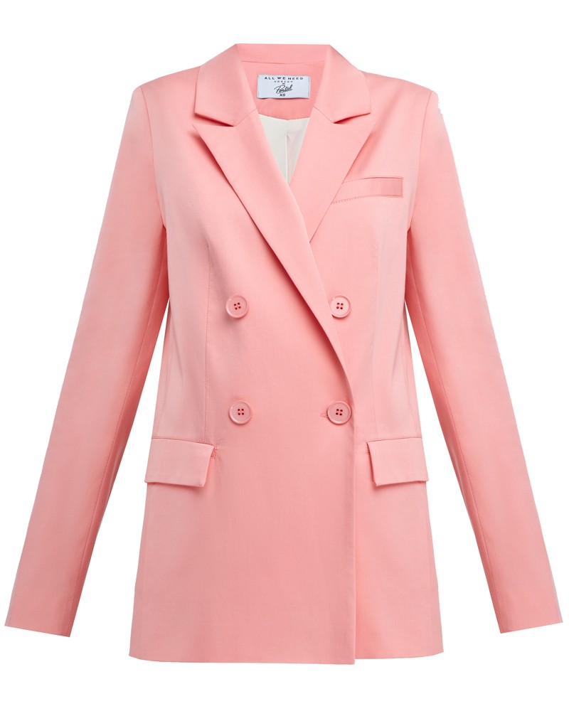 Прямой двубортный жакет с застежкой на одну пуговицу и шлицей сзади, дополнен клапанами на карманах и кармашком на груди. Сочетайте с брюками в тон для создания летнего образа в деловом стиле.

На модели размер XS