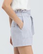 Шорты с накладными карманами, резинкой,завязками на талии и поясом в тон изделия. Сочетайте с жакетом от комплекта, чтобы создать стильный look для отпуска.

На модели размер XS