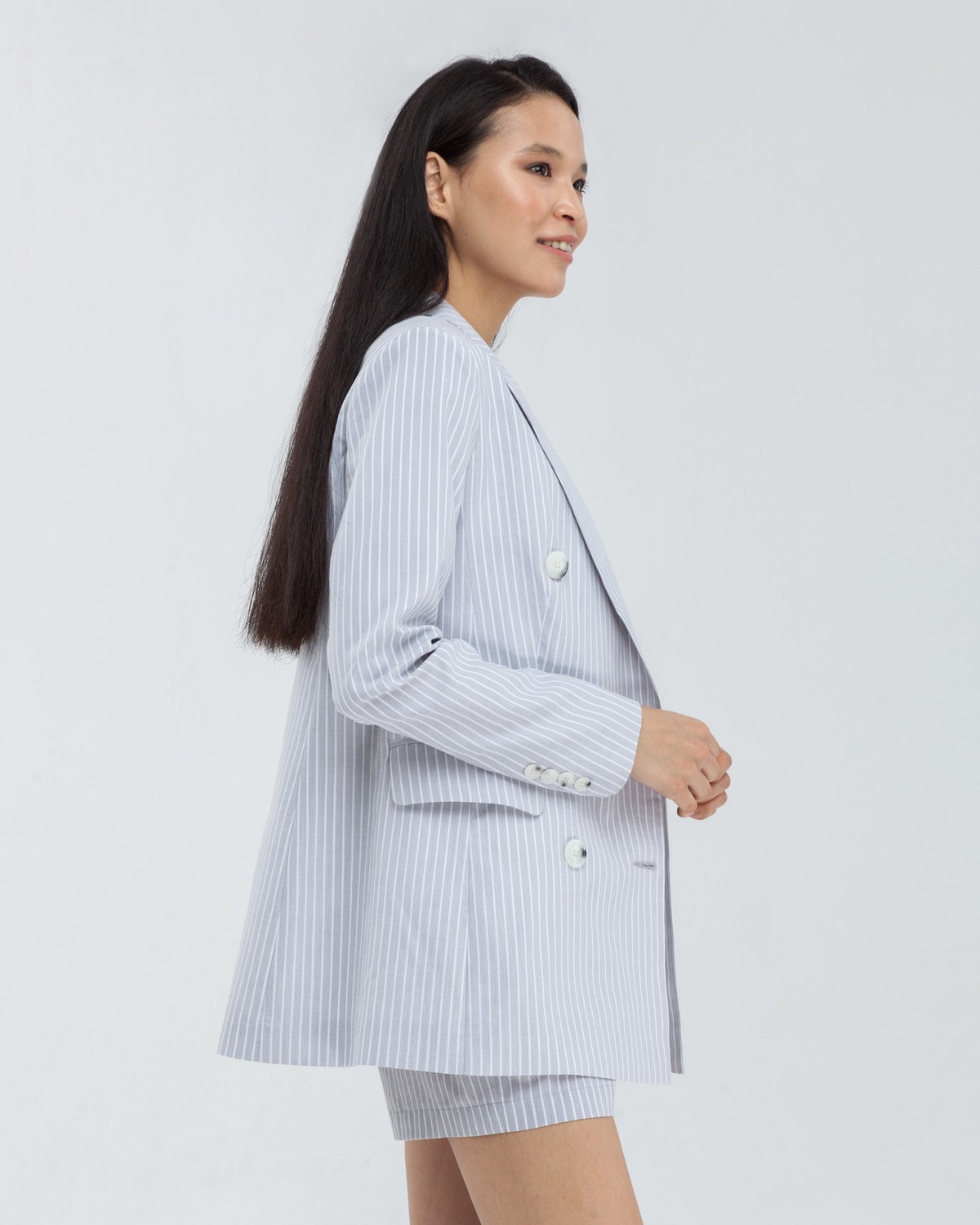 Жакет JA003-2, цвет: серый в белую полоску Allweneed Летний, слегка приталенный, двубортныйжакет. Сочетайте с шортами от комплекта для создания стильного образа для отпуска.