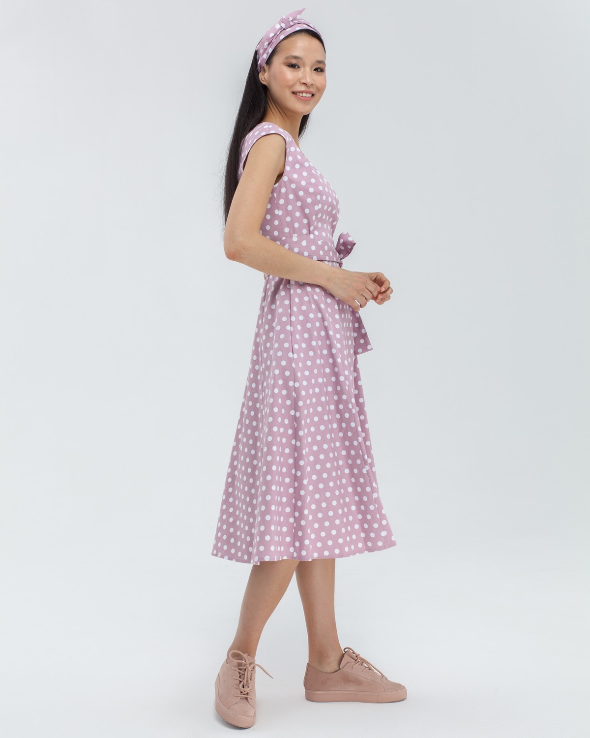 Платье на запах с юбкой солнце выполнено из легкого хлопка, дополнено декоративной повязкой в тон. Фиксируется на потайной пояс внутри изделия. Данный силуэт платья подчеркивает фигуру и приближает ее к идеальным песочным часам.
