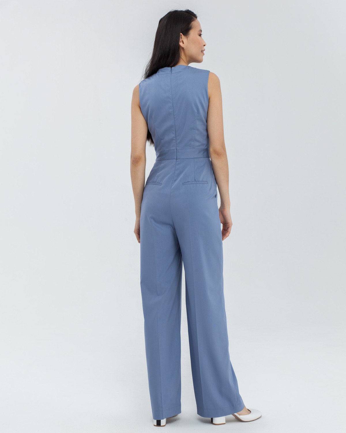 Комбинезон OV002, цвет: синий Allweneed Комбинезон без рукавов с широкими брюками и V-образным вырезом, застегивается на потайную молнию. Настоящая палочка-выручалочка для случаев, когда Вам нечего надеть.
На модели размер XS