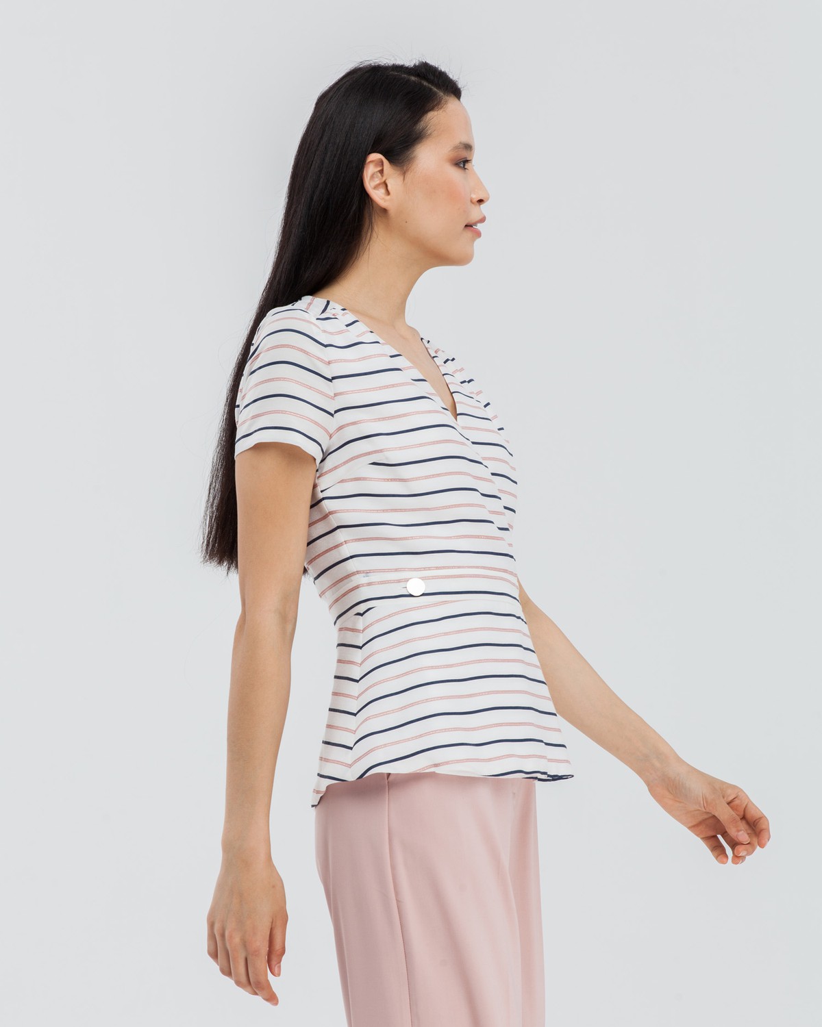 Лёгкая блуза с коротким рукавом и запАхом, застегивается на пуговицы, дополнена баской, которая подчеркивает талию. Сочетайте с зауженными брюками или шортами для создания яркого летнего образа.

На модели размер XS