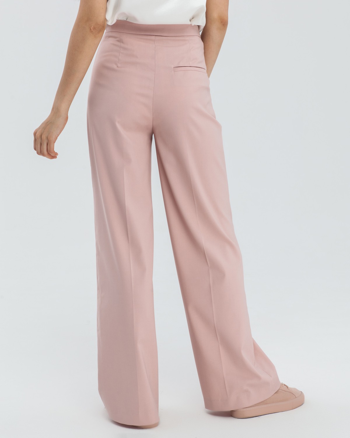 Широкие брюки на высокой талии с затёжкой на две пуговицы и молнию. В сочетаниис обувью на каблуках удлиняют ноги и вытягивают рост.

На модели размер XS