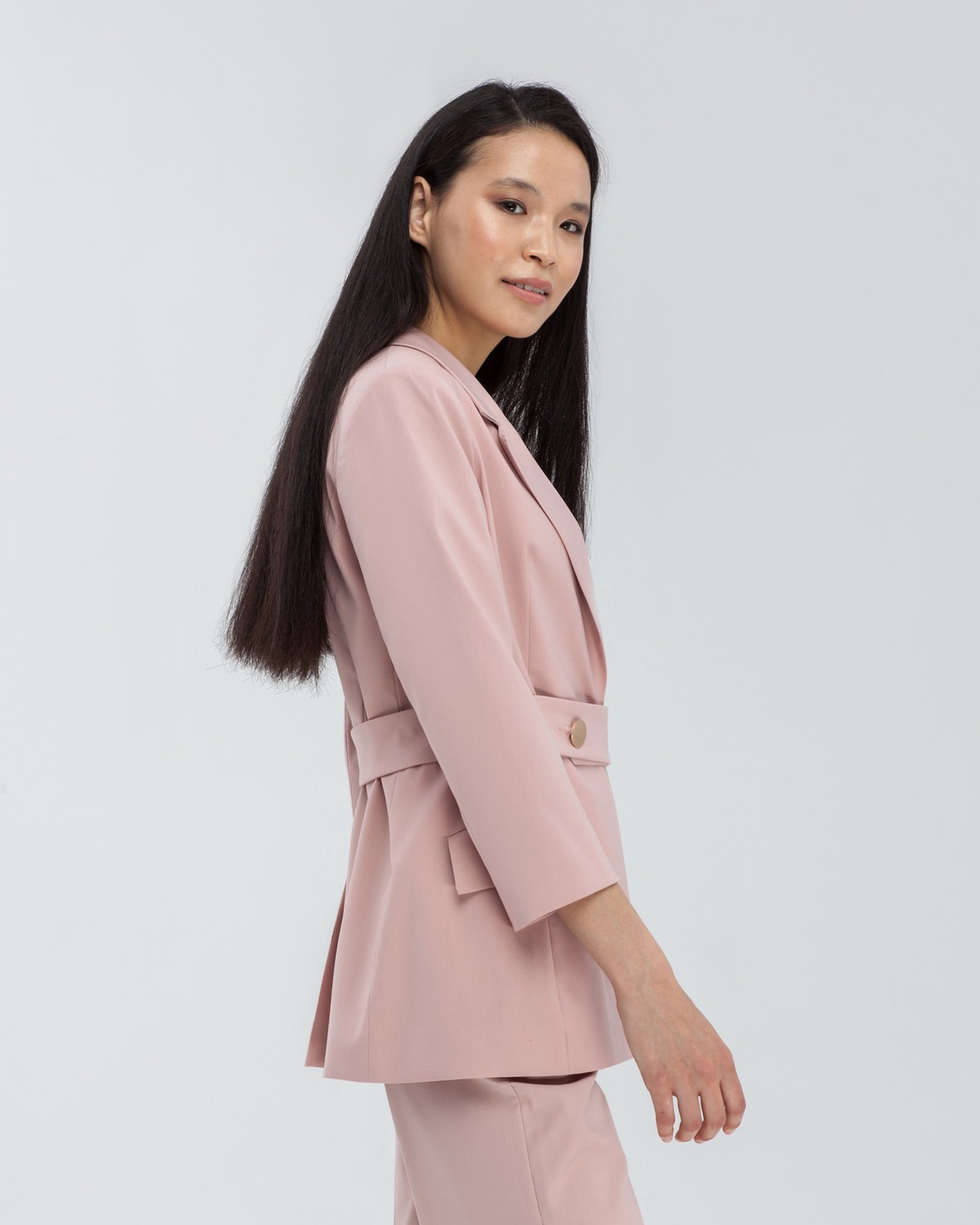 Слегка приталенный однобортный жакетс застёжкой на одну пуговицу,дополнен поясом в тон. Особенность данной модели - рукав три четверти, облегченный вариант для жаркого лета.

На модели размер XS