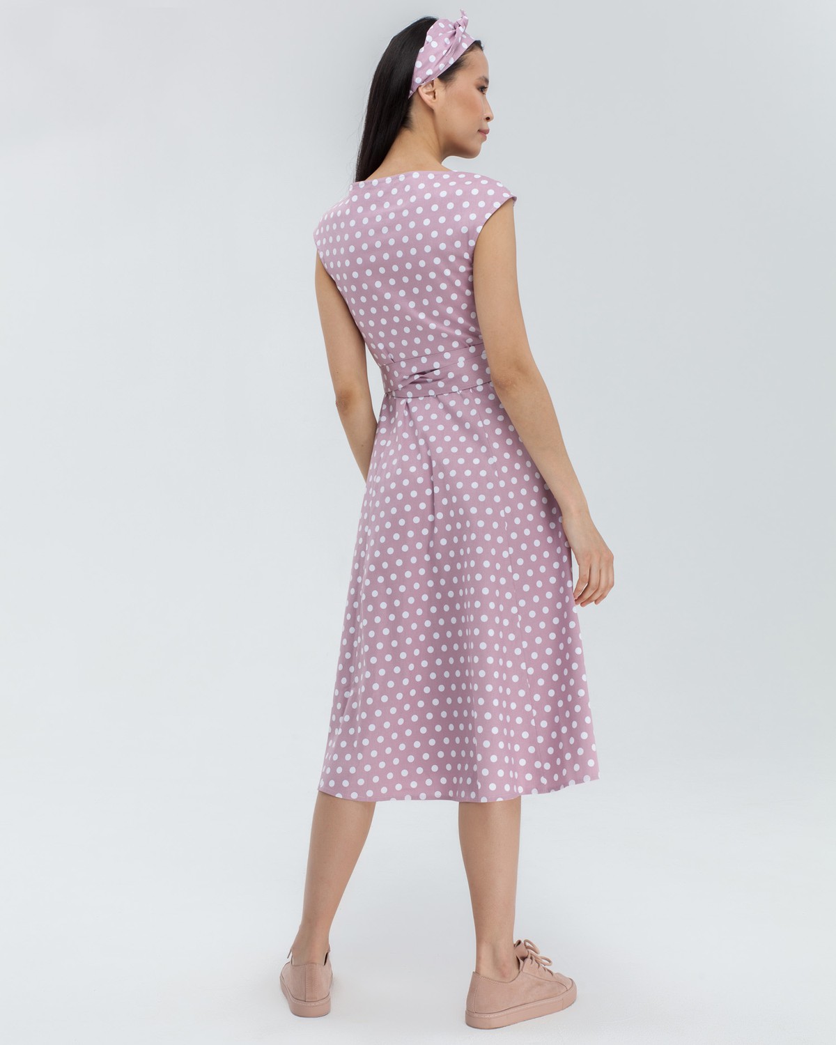 Платье на запах с юбкой солнце выполнено из легкого хлопка, дополнено декоративной повязкой в тон. Фиксируется на потайной пояс внутри изделия. Данный силуэт платья подчеркивает фигуру и приближает ее к идеальным песочным часам.
