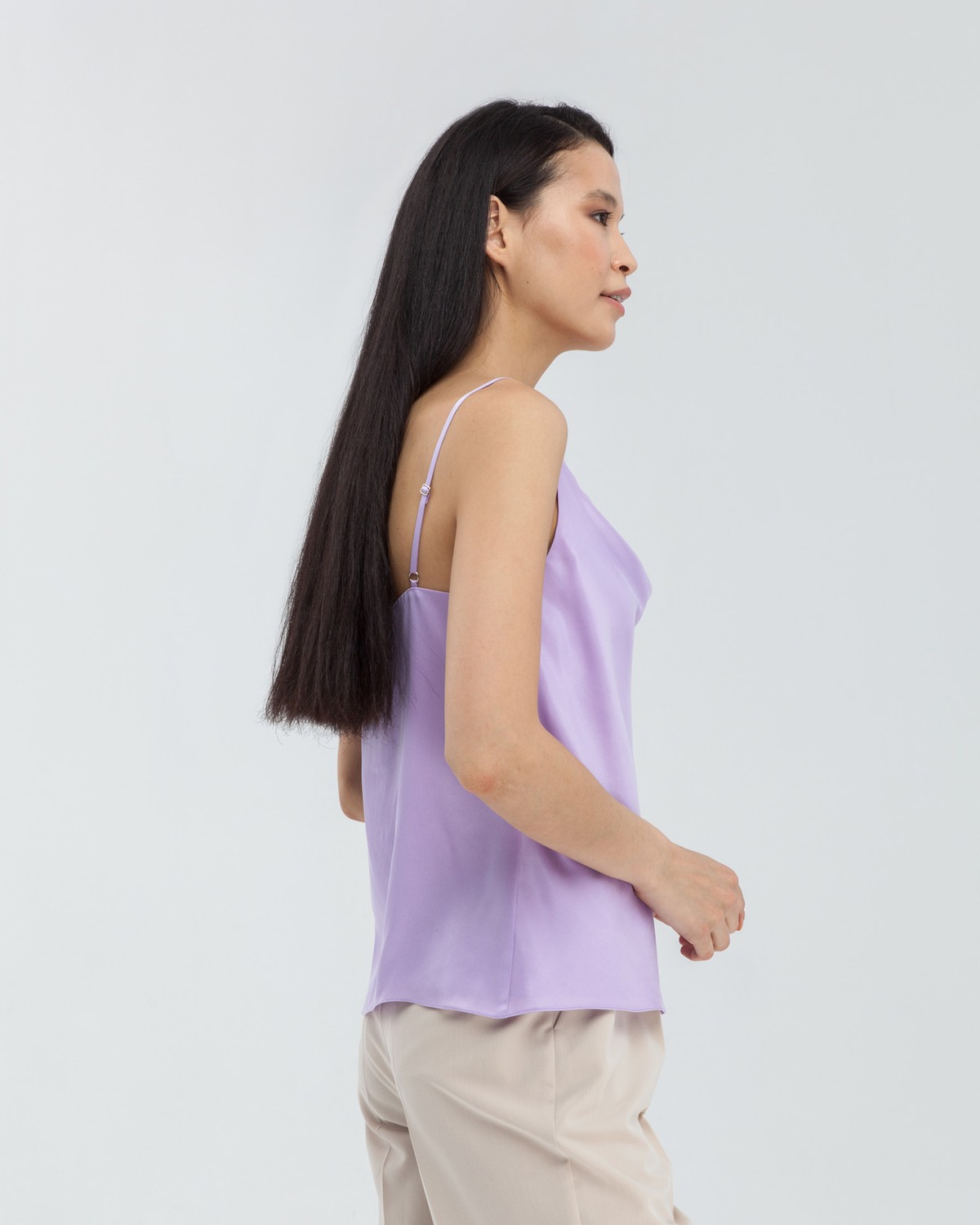 Двухслойный шёлковый топ в бельевом стиле с шалевым воротником, регулируемый бретелями. Невероятно нежный материал и драпировка делают топ идеальным для создания вечерних образов.