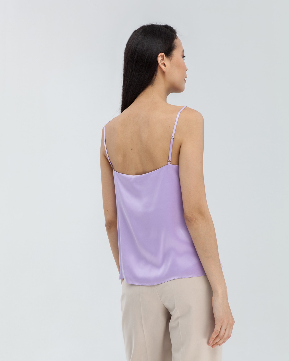 Двухслойный шёлковый топ в бельевом стиле с шалевым воротником, регулируемый бретелями. Невероятно нежный материал и драпировка делают топ идеальным для создания вечерних образов.