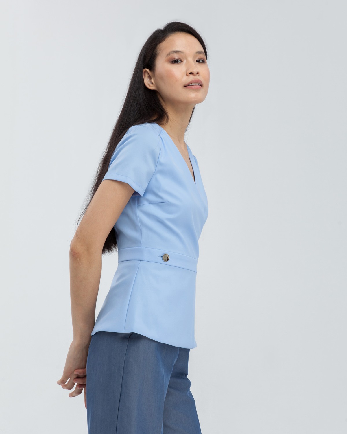 Блуза BL013, цвет: голубой Allweneed Лёгкая блуза с коротким рукавом и запАхом, застегивается на пуговицы, дополнена баской, которая подчеркивает талию. Сочетайте с зауженными брюками или шортами для создания яркого летнего образа.
На модели размер XS