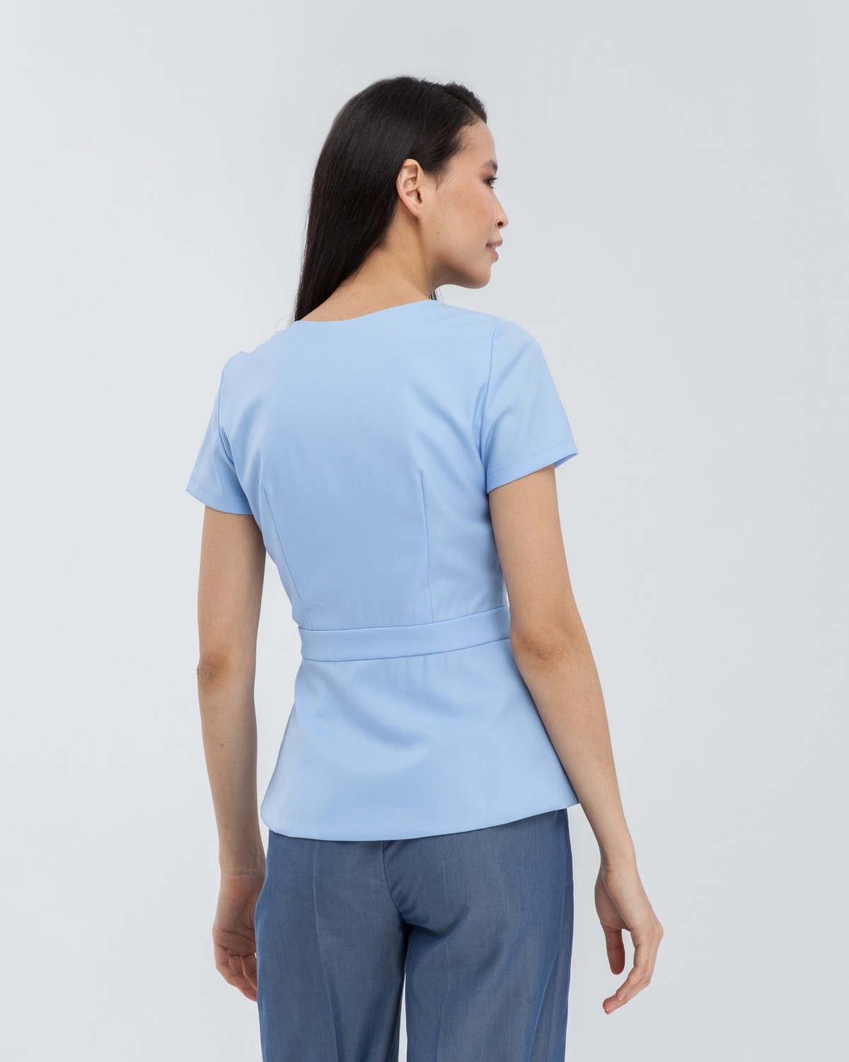 Блуза BL013, цвет: голубой Allweneed Лёгкая блуза с коротким рукавом и запАхом, застегивается на пуговицы, дополнена баской, которая подчеркивает талию. Сочетайте с зауженными брюками или шортами для создания яркого летнего образа.
На модели размер XS